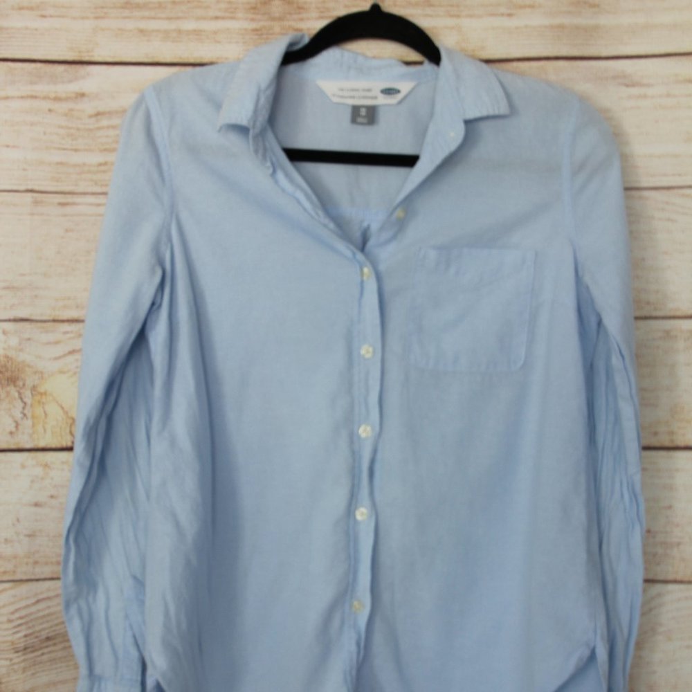womans light blue button-up shirt